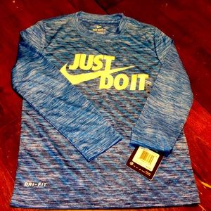 Boys Nike size 4 Dri-fit long sleeve tee